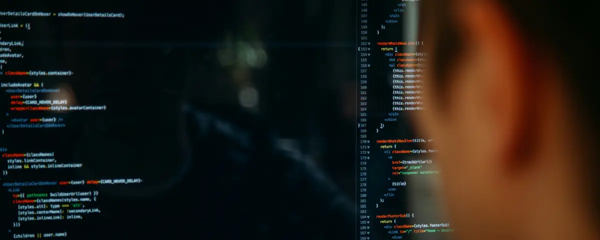 Développeur devant un écran de code
